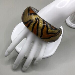 Vintage/retro thick lucite bangle bracelet, textured abstract inlay-statement